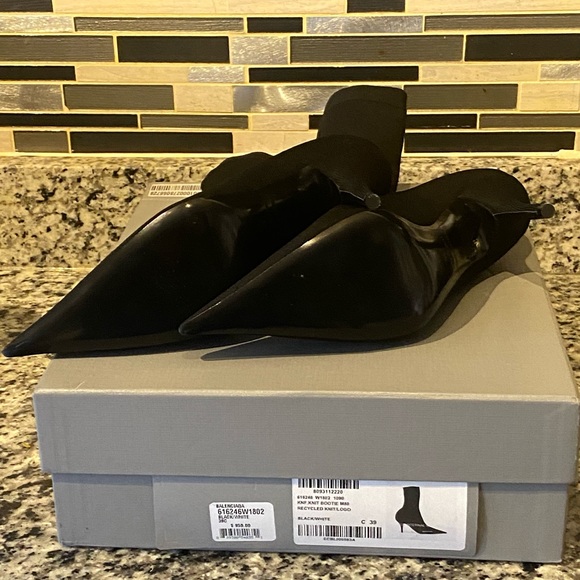 • Pointed Toe 
• 80mm arch 
Material: 100% polyester - Picture 4 of 5